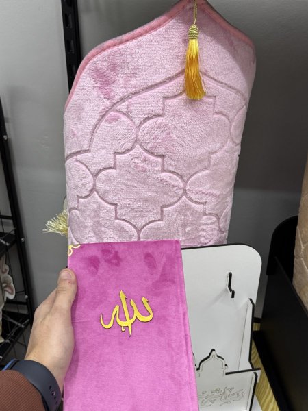 سجداة مع مصحف