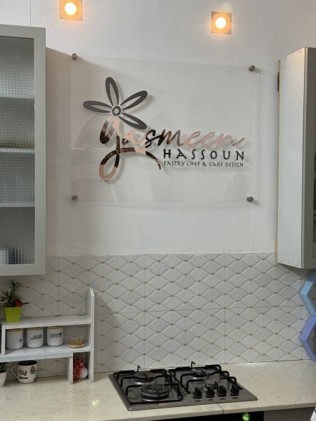 شعار من الاكريلك مع مبعدات بحجم كبير